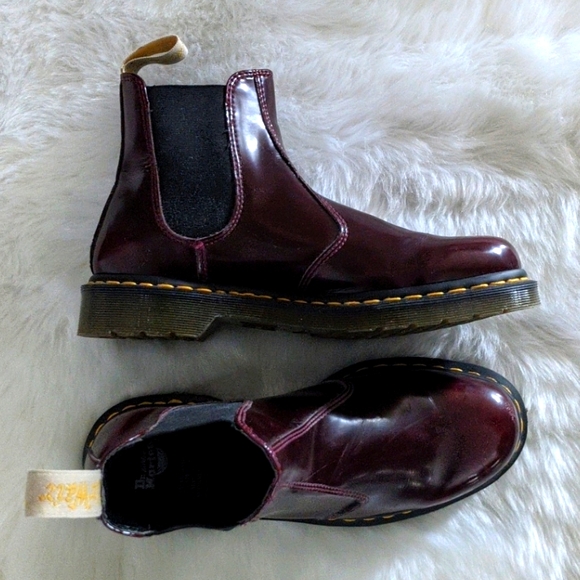 DR. MARTENS VEGAN 2976 CHELSEA BOOTS IN CHERRY RED - Picture 2 of 8